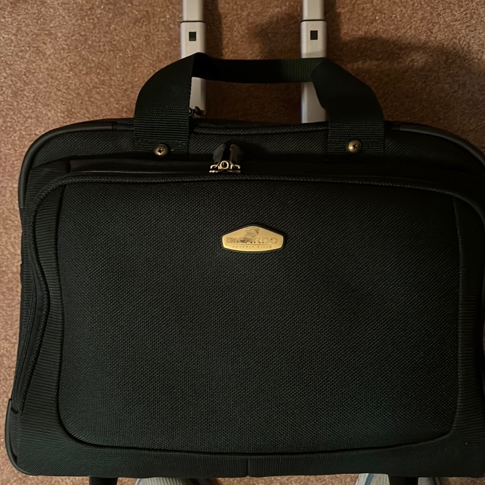 Carry on bag with wheels and retractable handle